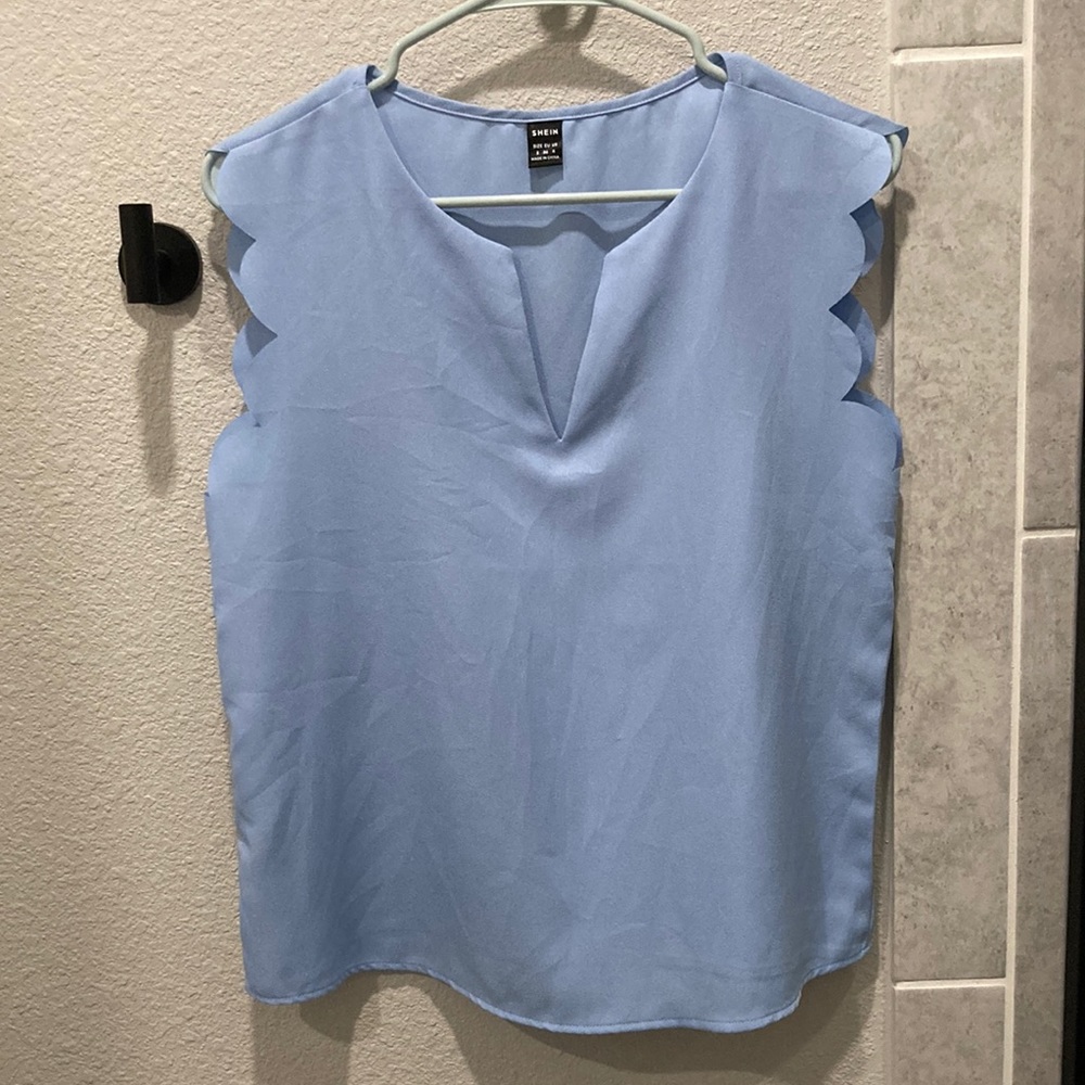 SHEIN Emery Rose Notched Neck Scallop Trim Top